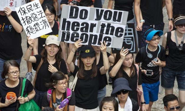 Hong Kong: le proteste proseguono, chi si fida di Carrie Lam?